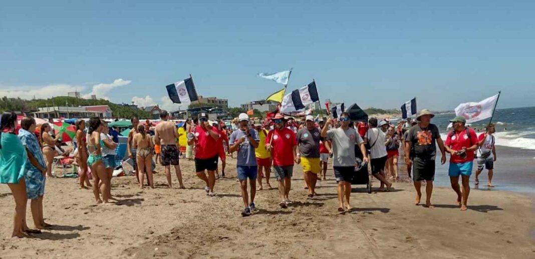 reclamo-salarial:-en-plena-temporada,-un-paro-de-guardavidas-genera-alarma-en-necochea-y-quequen