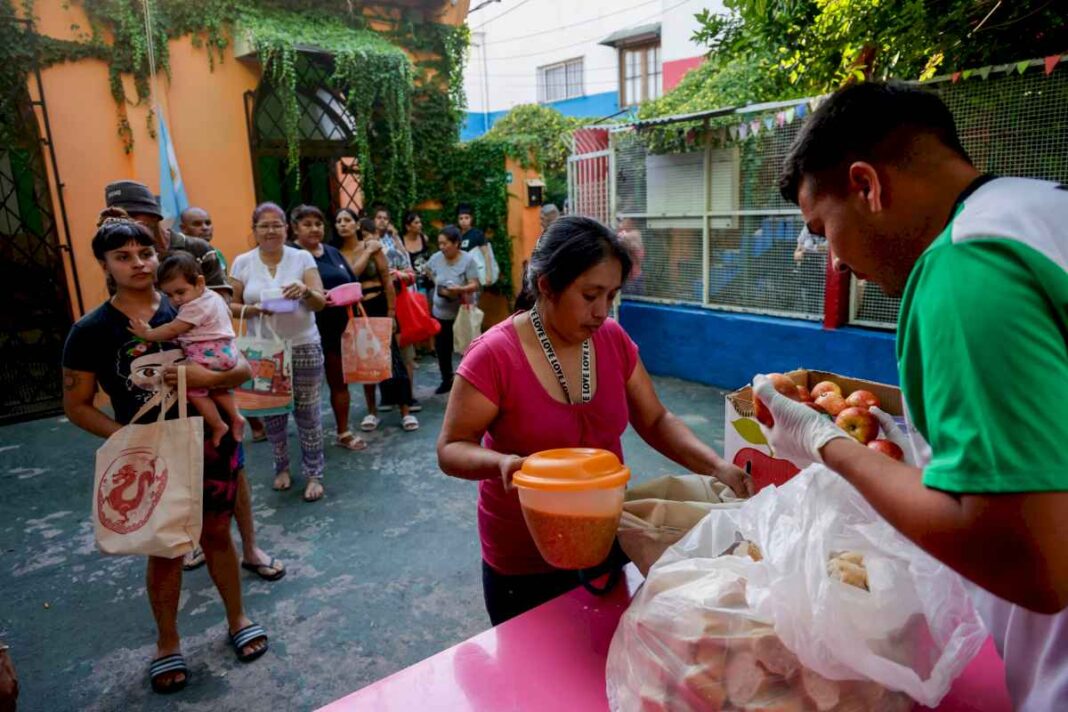 con-las-escuelas-cerradas,-los-comedores-tienen-lista-de-espera-y-priorizan-a-ninos-y-jubilados:-es-muy-duro,-pero-no-nos-alcanza-para-todos