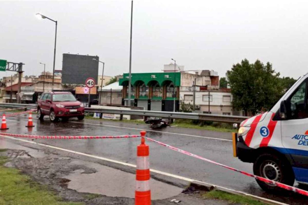 a-metros-de-la-general-paz:-una-persona-murio-tras-un-choque-entre-una-camioneta-y-una-moto-en-el-acceso-oeste