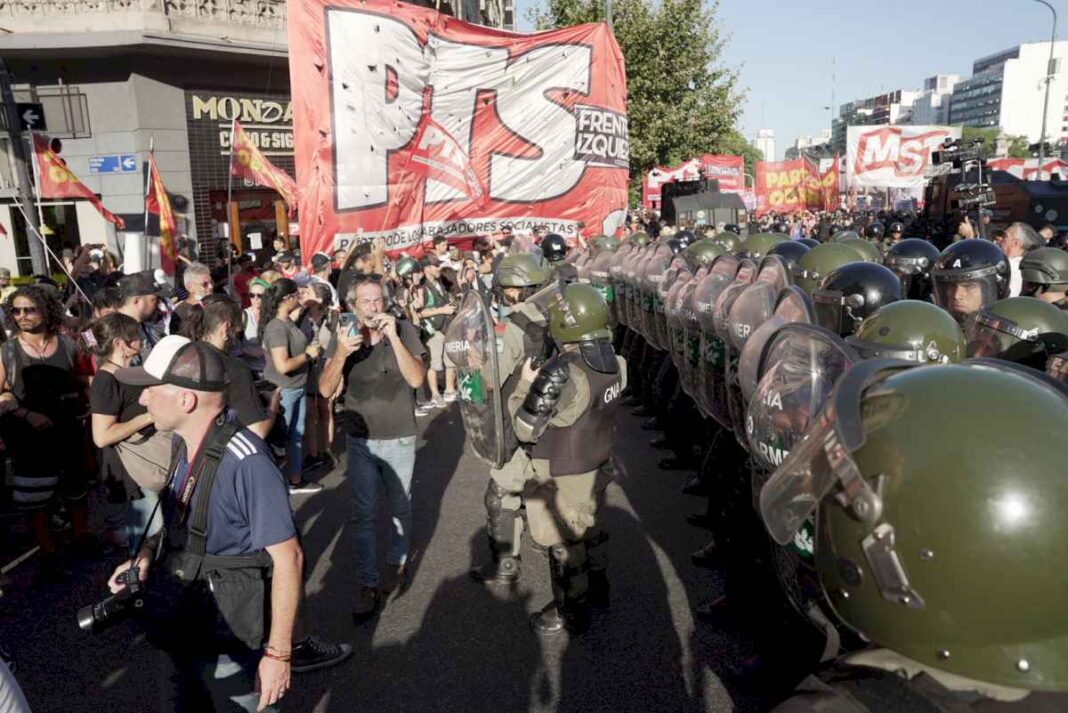 incidentes-en-la-marcha-de-la-izquierda:-prefectura-aplico-el-protocolo-antipiquetes-para-liberar-las-calles