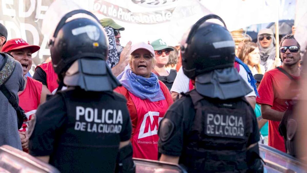 en-medio-de-un-fuerte-operativo-de-seguridad,-piqueteros-protestan-contra-la-ley-omnibus