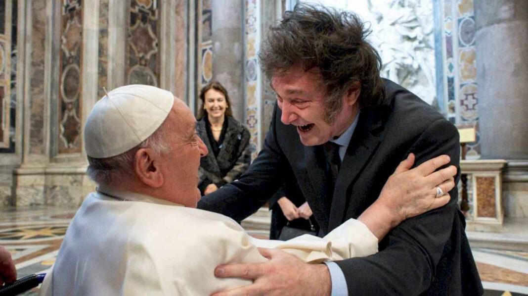 fotos:-los-gestos-y-las-reacciones-de-javier-milei-en-su-primer-encuentro-con-el-papa-francisco