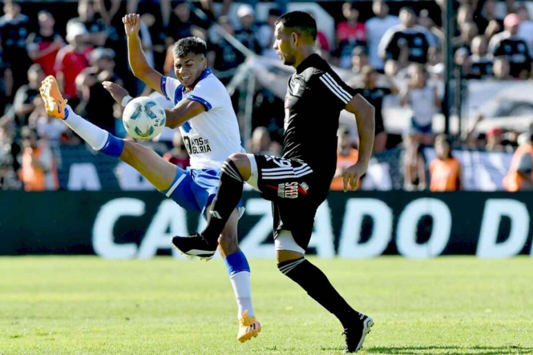 copa-de-la-liga:-velez-lo-dio-vuelta-y-festejo-en-su-visita-a-riestra