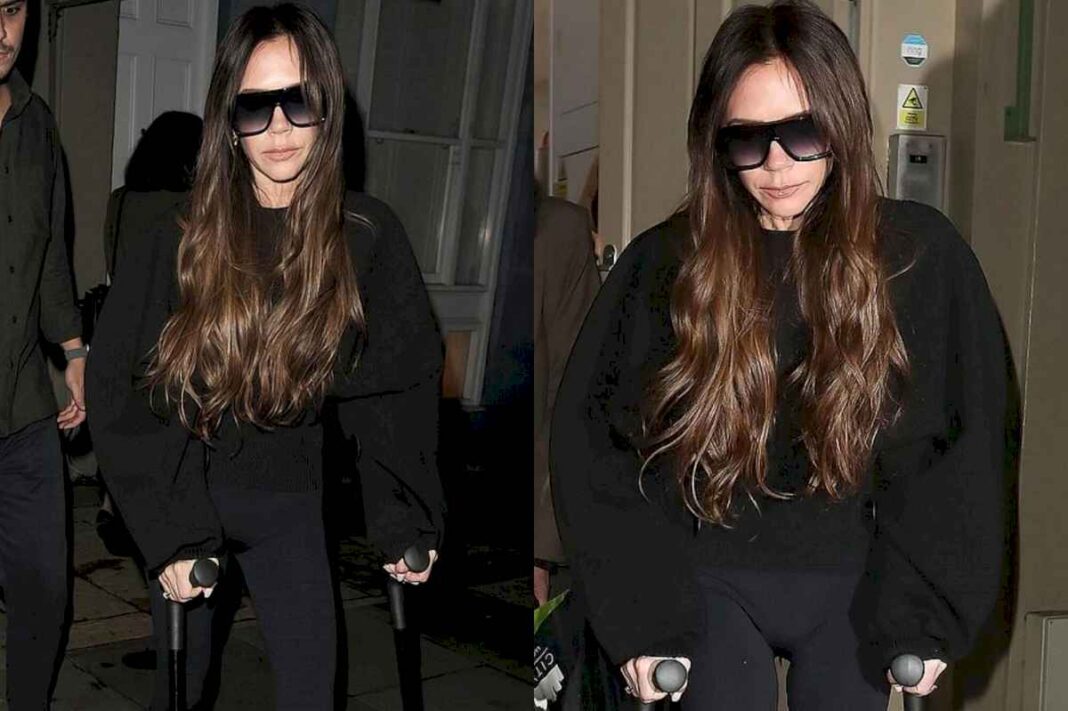 victoria-beckham-se-rompio-el-pie,-pero-aparecio-en-paris-para-la-semana-de-la-moda-con-muletas-y-tacos