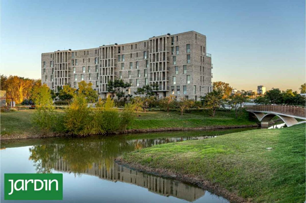 un-proyecto-a-orillas-del-rio-lujan-que-conjuga-arquitectura,-paisajismo-y-naturaleza