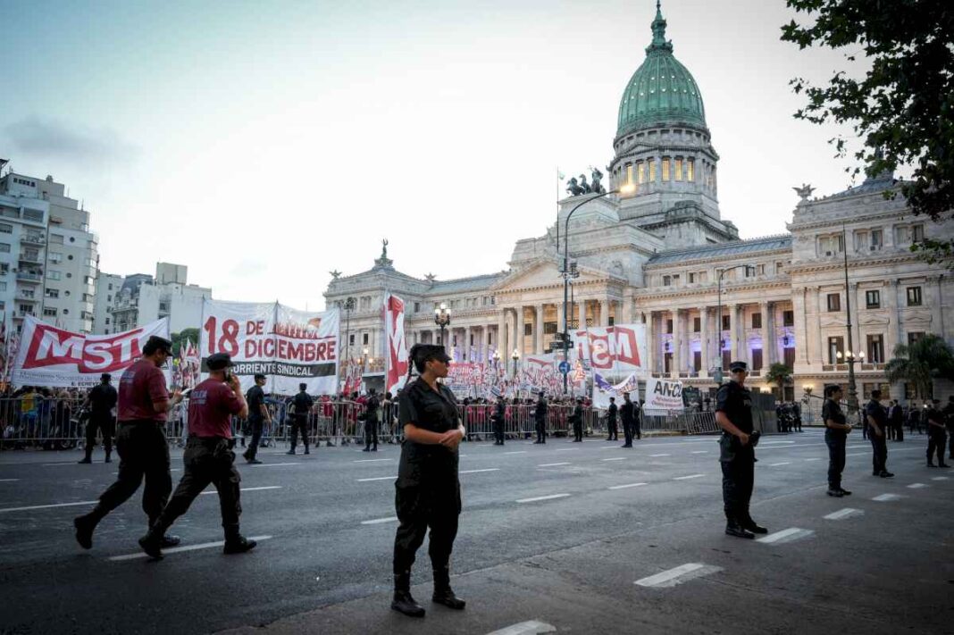 discurso-de-milei.-vigilia-de-las-organizaciones-sociales-en-la-plaza-del-congreso