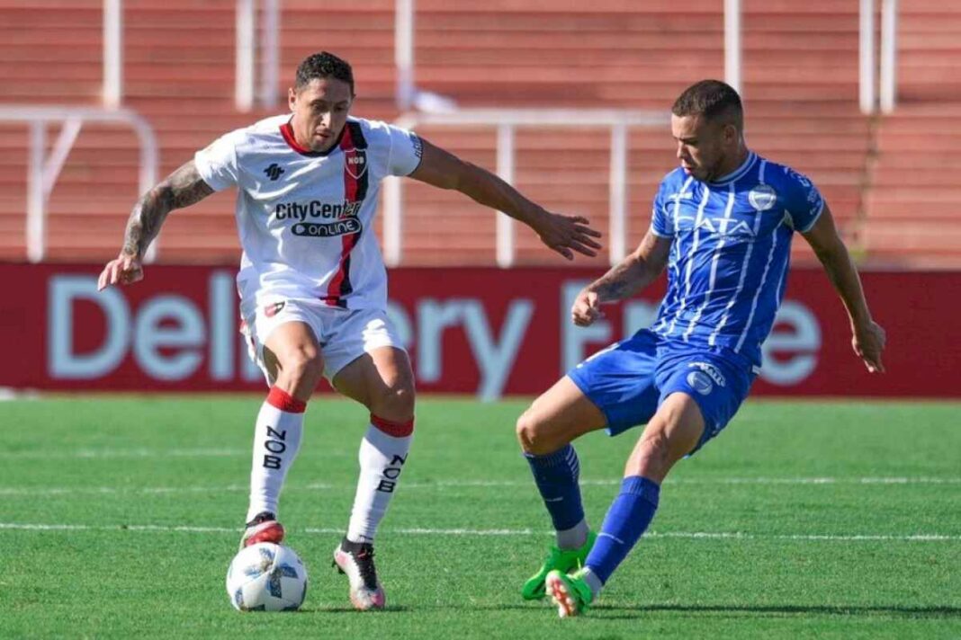 copa-de-la-liga:-godoy-cruz-empato-con-newell’s-y-sigue-en-la-punta