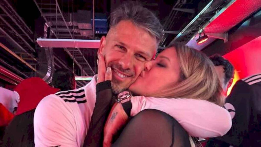 el-apasionado-beso-entre-evangelina-anderson-y-martin-demichelis-tras-la-victoria-de-river-que-desmiente-la-crisis