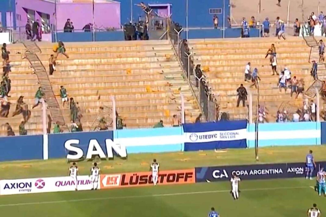 hinchas-de-godoy-cruz-y-san-martin-de-san-juan,-a-los-sillazos-en-pleno-partido-por-copa-argentina