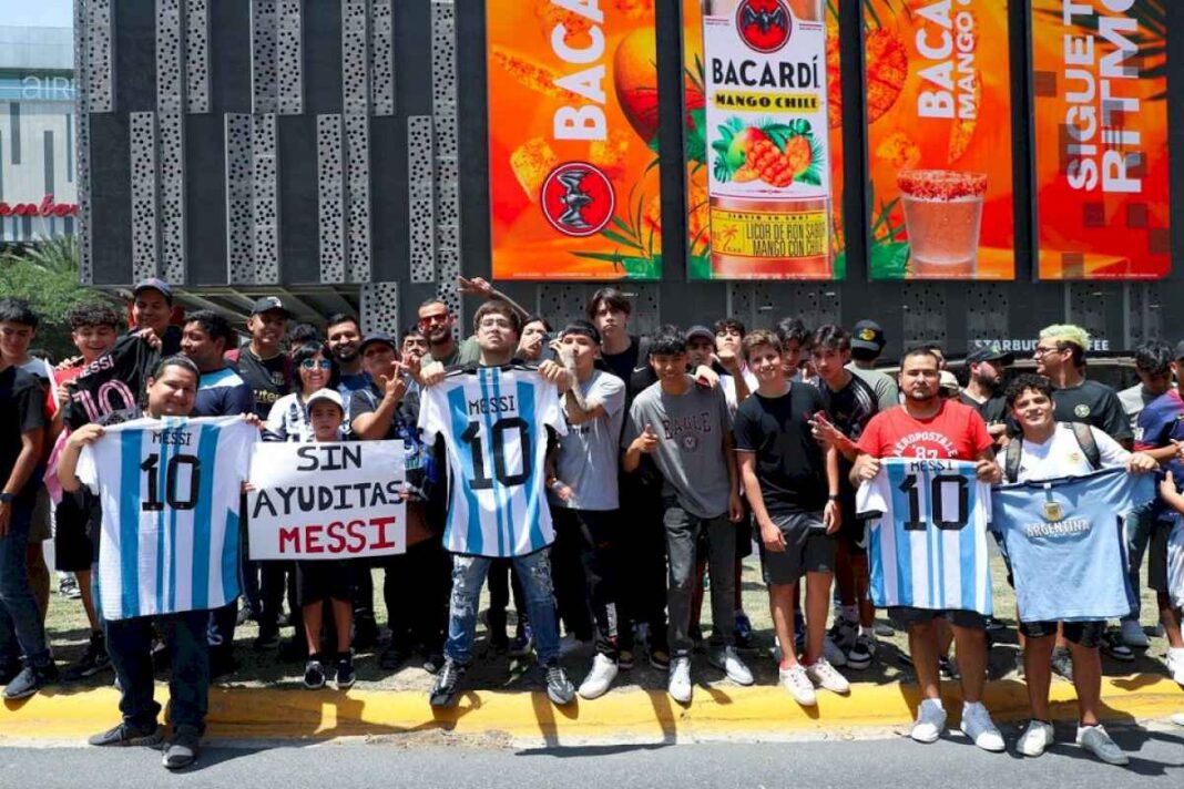 messi-fue-recibido-en-tierra-azteca-por-una-multitud-de-hinchas