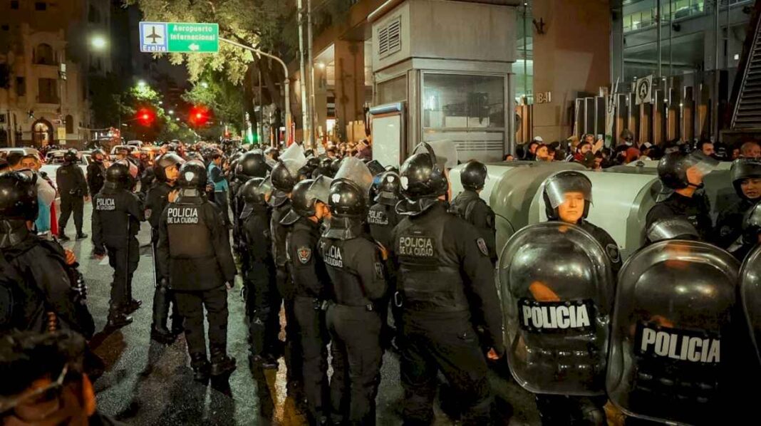 tension-en-la-marcha-contra-los-despidos-en-el-estado:-policia-implemento-el-protocolo-antipiquetes