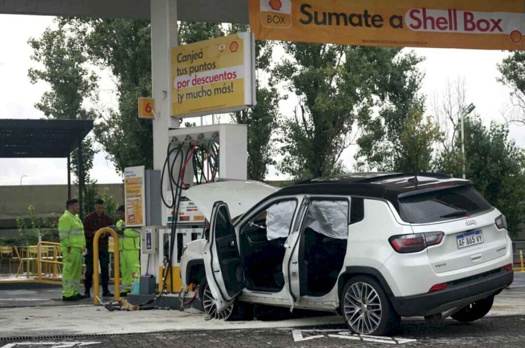 tiago-palacios:-se-conocio-el-video-del-choque-contra-una-estacion-de-servicio