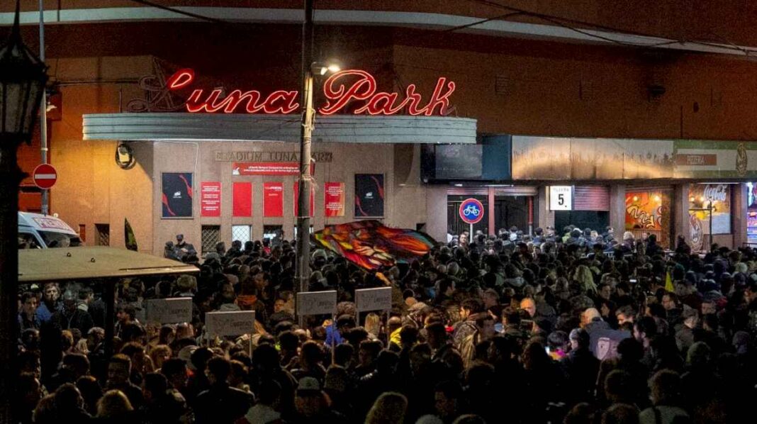 disfraces,-pancartas-y-un-publico-euforico-que-espera-a-milei:-asi-esta-por-dentro-el-luna-park