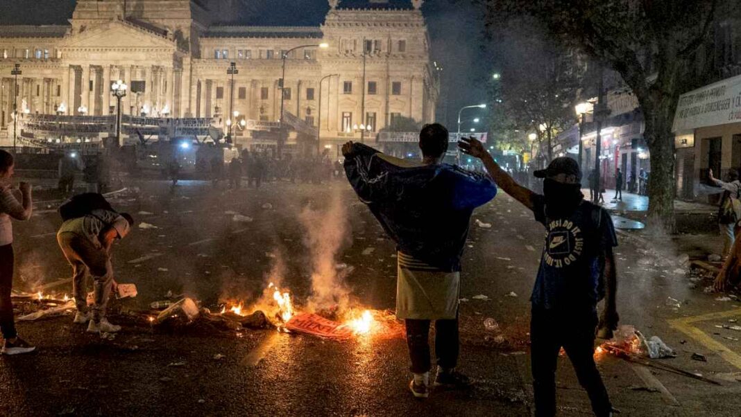 el-senado-denunciara-a-quienes-hicieron-destrozos-frente-al-congreso-durante-el-debate-de-la-ley-bases