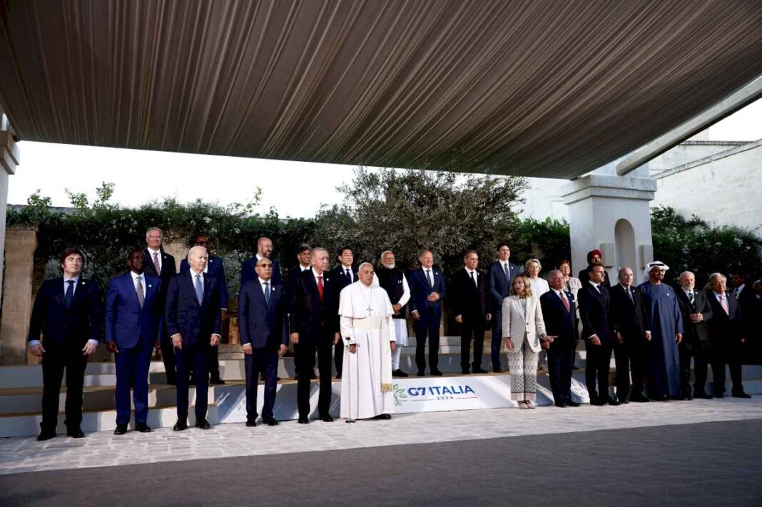 cumbre-del-g7:-milei-y-el-papa-francisco-posaron-en-la-foto-con-los-lideres-de-las-potencias