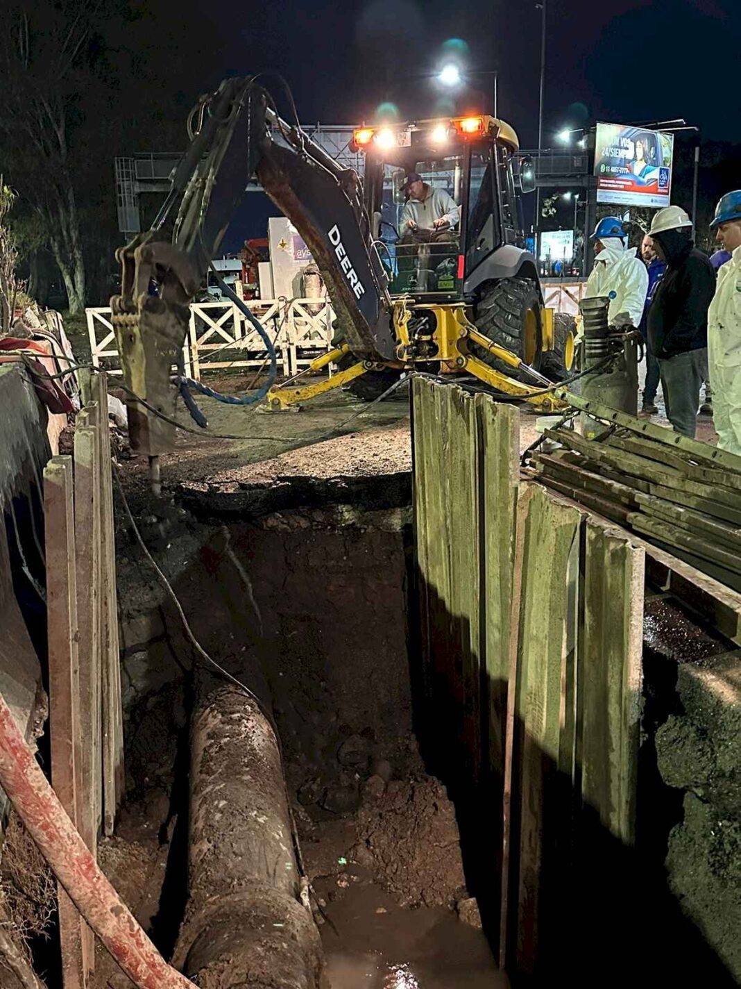 cierran-carriles-de-la-avenida-cantilo-por-la-rotura-de-un-cano-de-aysa:-hasta-cuando-la-restriccion-de-transito