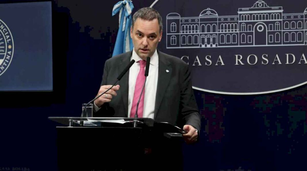 la-reaccion-del-gobierno-ante-la-suba-del-dolar-blue:-no-vamos-a-devaluar-ni-a-corrernos-del-plan-de-caputo