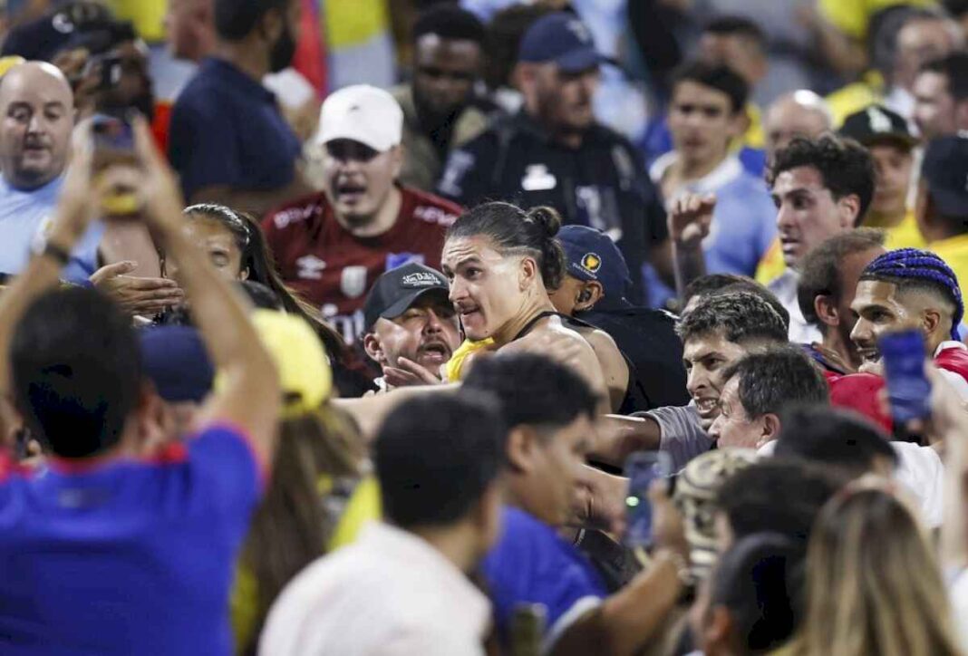 «nuestra-familia-corrio-peligro»:-los-jugadores-uruguayos-saltaron-a-la-platea-para-pelear-con-hinchas-colombianos