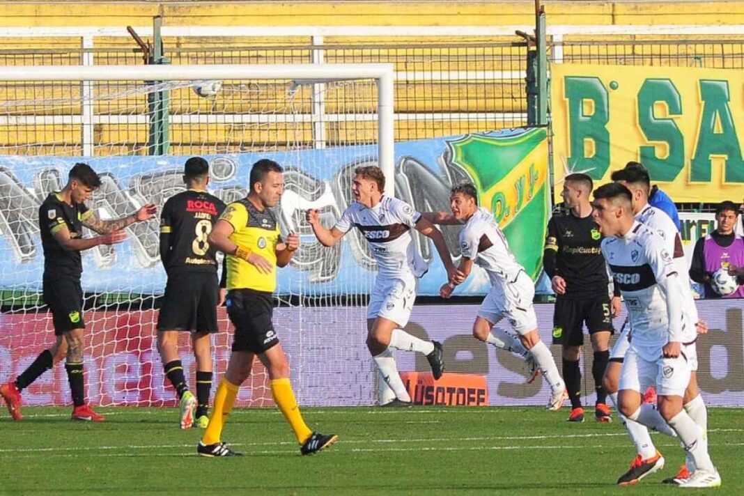 con-dos-goles-de-pellegrino,-platense-hundio-a-defensa-y-justicia