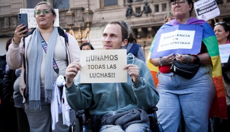 Miles de personas en Congreso: las calles vencen al odio
