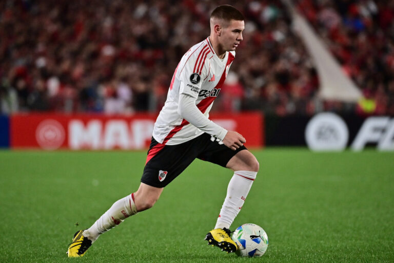 Mastantuono, entre lapiceras y valijas