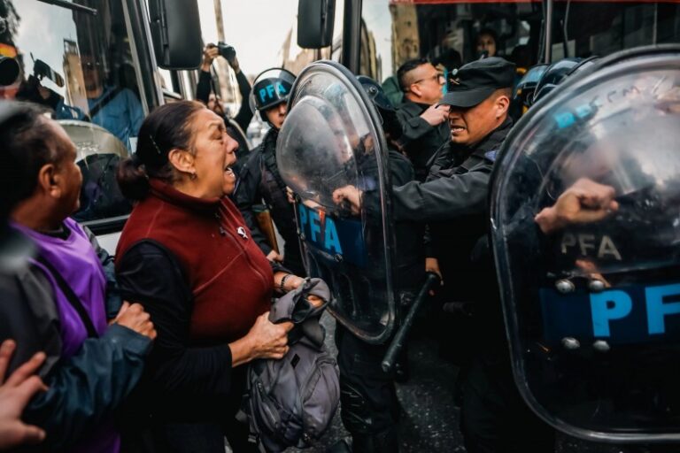 Milei autorizó que la Policía Federal detenga a personas sin autorización judicial