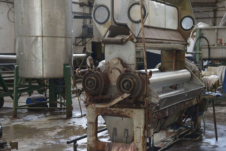 La motosierra que destruye empresas y trabajo