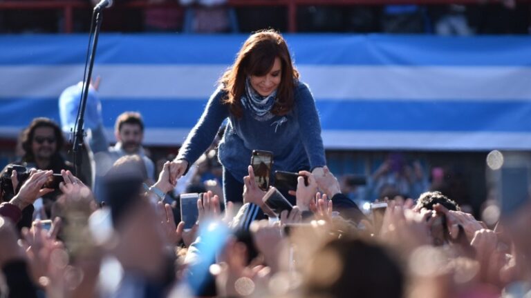 Comienza a formarse la enorme concentración a Plaza de Mayo en apoyo a Cristina Kirchner