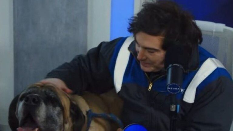 Javier Milei se mostró con uno de sus perros por primera vez: de quién se trata