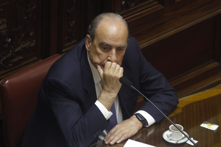 Francos molesto con Toto Caputo porque le licúa la relación con los gobernadores