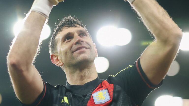 Un gigante de Inglaterra abrió negociaciones para comprar a Dibu Martínez