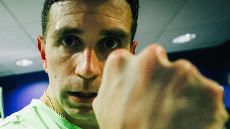 Aston Villa rechazó una oferta del Manchester United por Dibu Martínez: la postura del club