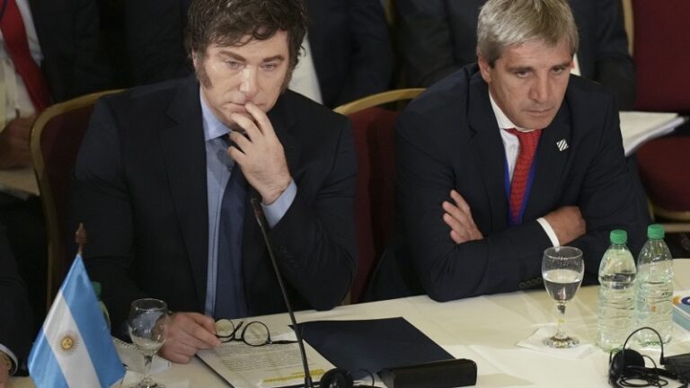 Caputo en problemas: sube tasas de interés al 65% pero no logra controlar el dólar