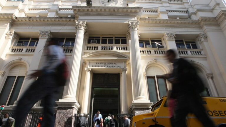 El BCRA dispuso una nueva suba de encajes generalizada para secar la plaza y frenar al dólar