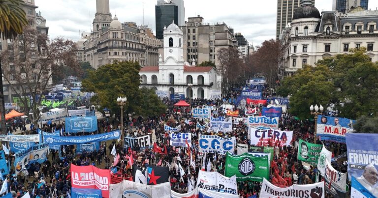 La marcha por San Cayetano culminó con un acto contra el gobierno de Milei en la Plaza de Mayo