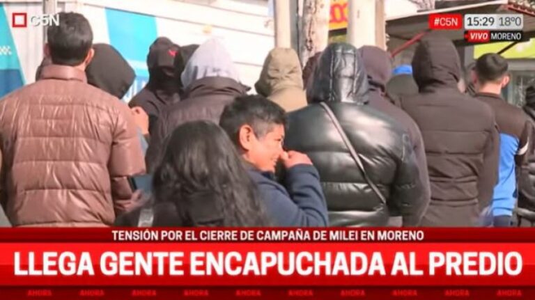 Una patota de encapuchados entró al acto de Milei con la complicidad de la policía