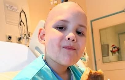 La familia de un niño misionero con leucemia busca apoyo para su tratamiento en el exterior