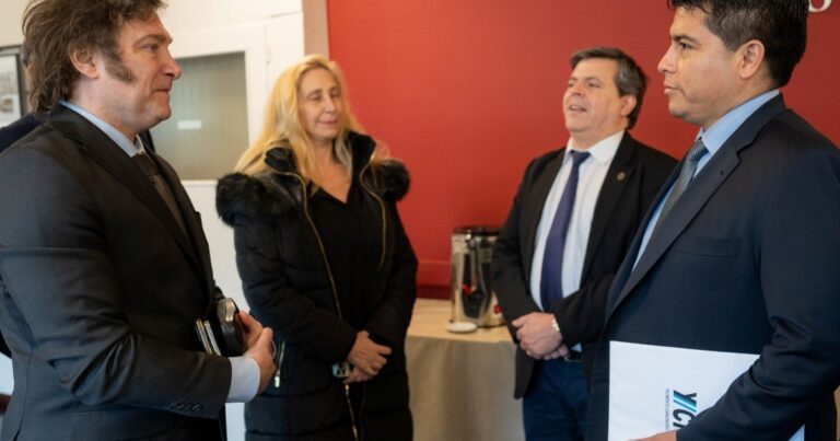 Tras el veto al reparto de los ATN, el gobernador de Santa Cruz comparó a Javier Milei con los Kirchner: «Aplica la misma política de soberbia»