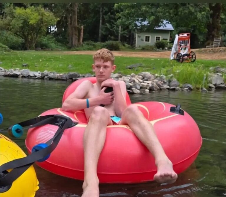 Disfrutaban de un día en el río cuando escucharon un llanto diminuto que provenía del agua: Mi hijo extendió la mano y alguien se aferró