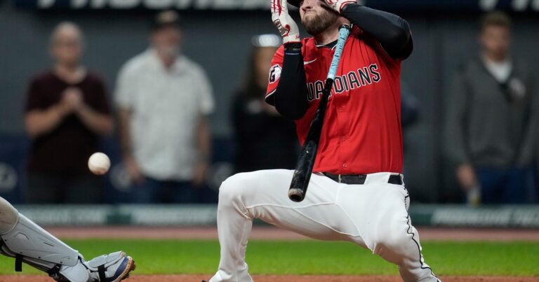 VIDEO: el terrible pelotazo que recibió David Fry en la cara a 159 km/h y paralizó a la MLB