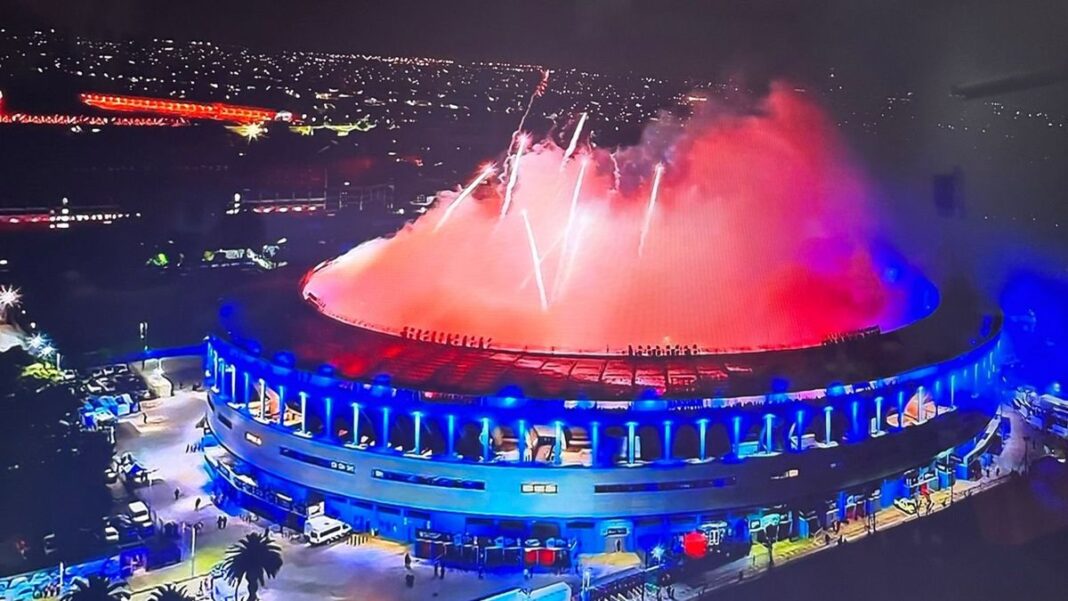 2318514-los-memes-del-recibimiento-de-racing-ante-flamengo-el-cilindro-se-tino-de-rojo-y-las-6902cf3d1cf8f