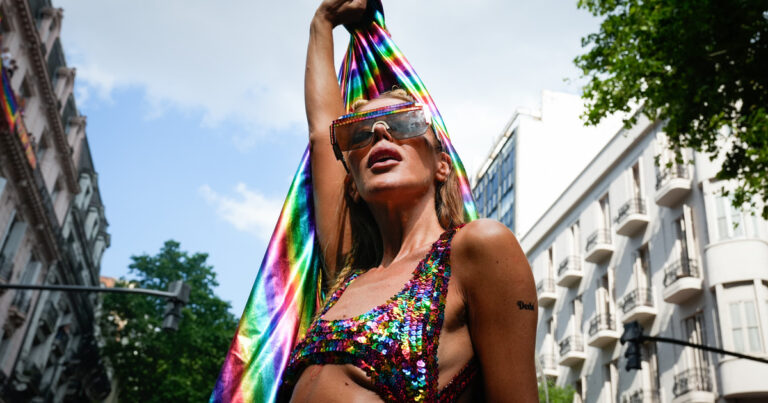 Fiesta, brillo y reclamos en la Marcha del Orgullo Gay