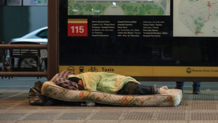 Ciudad: pese a la baja de la pobreza, creció la cifra de personas en situación de calle, pero también la contención