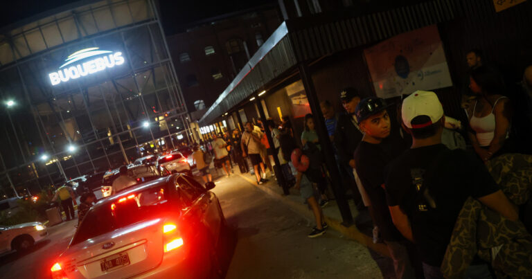Quejas de pasajeros de Buquebus por las demoras en la salida al llegar a la terminal de Puerto Madero