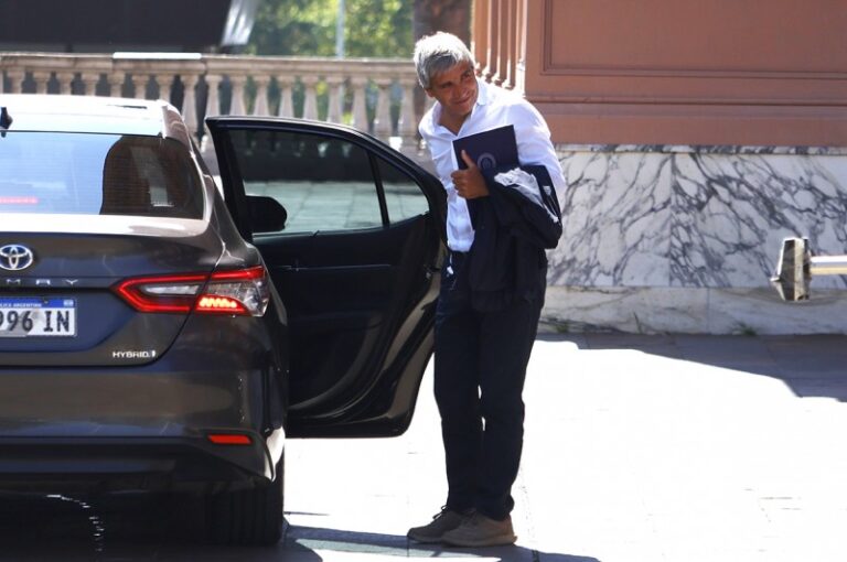 Caputo amenaza con una purga en Transporte si no se concesionan todas las rutas antes de julio
