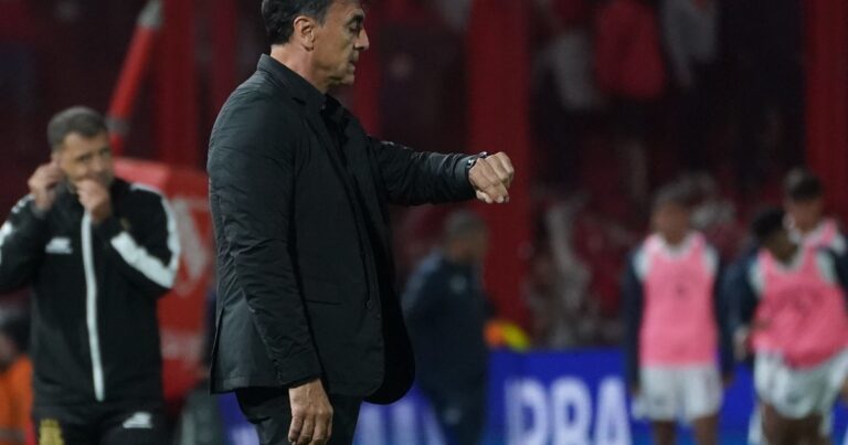 La dura confesión de Quinteros tras la derrota de Independiente: «Está pesado el tema»