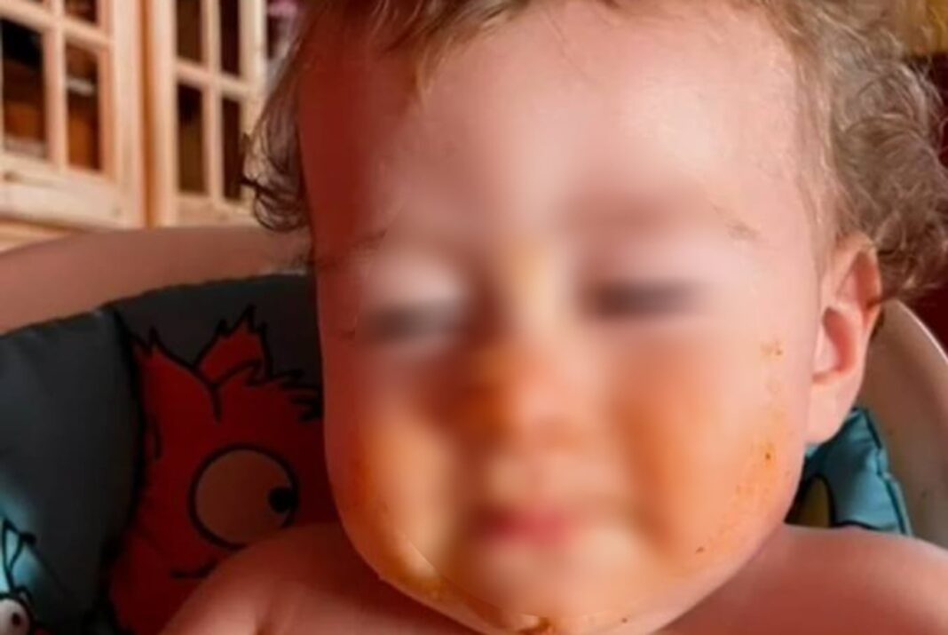 Ilustración genérica de juguetes infantiles en tonos serios, representando una tragedia.