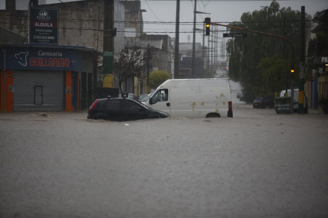 Calle anegada en Mar del Plata después del intenso temporal de lluvia.
