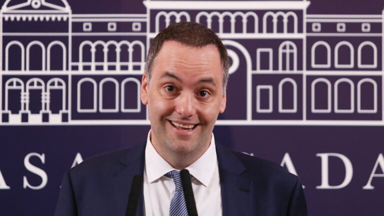 Paulón cuestiona la continuidad de Adorni en el Gobierno
