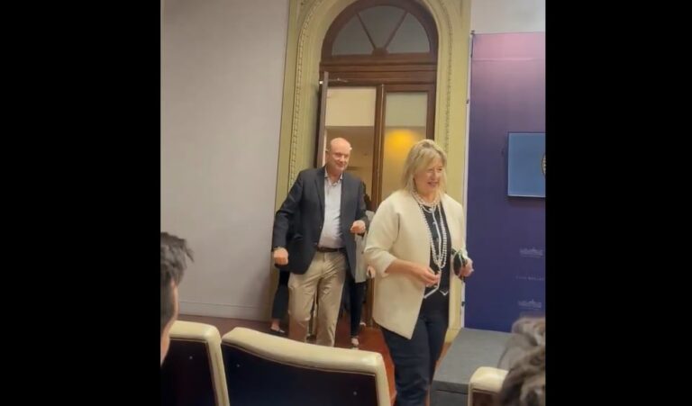 Ministros acompañan a Adorni en conferencia tras polémica patrimonial